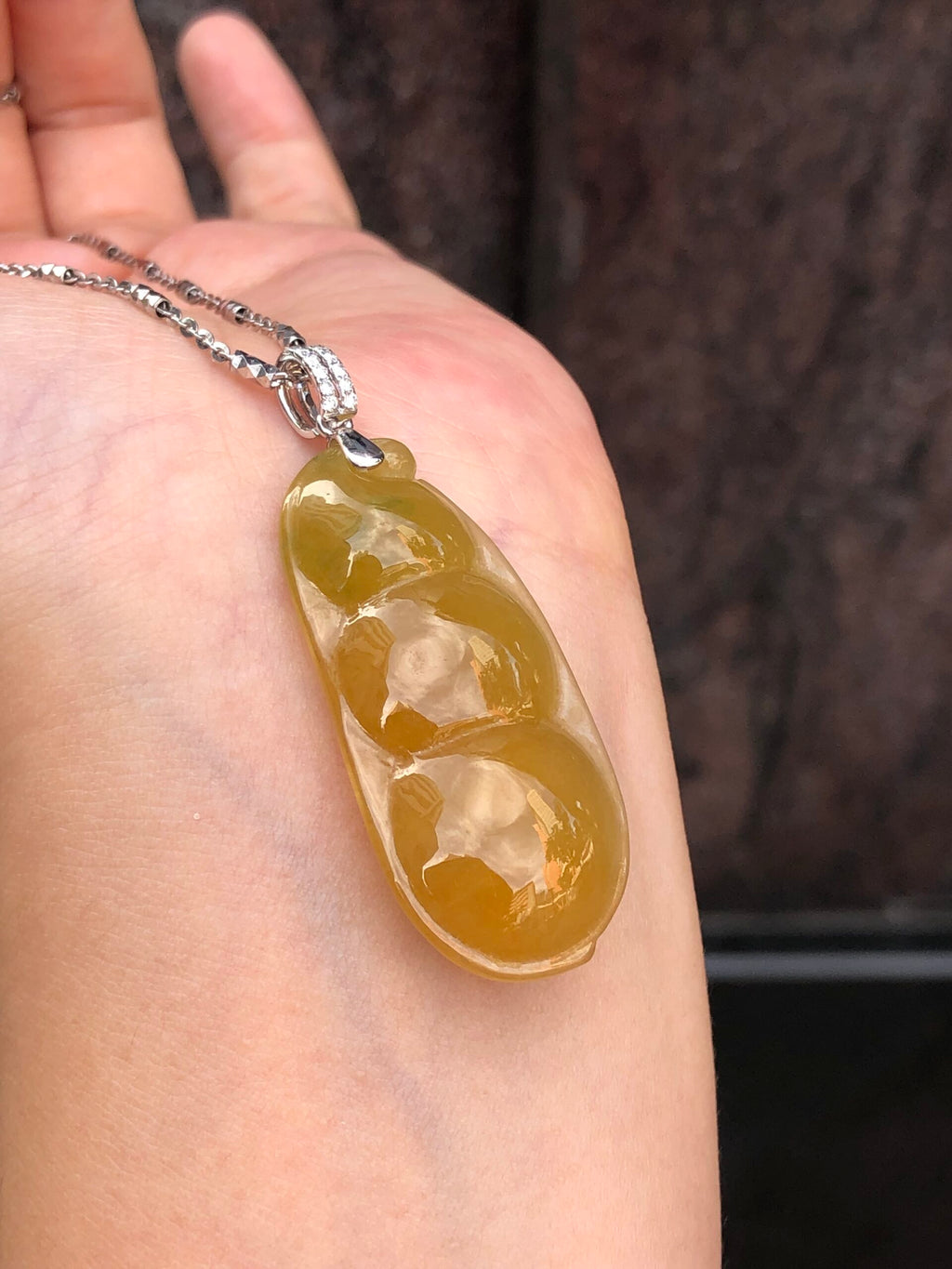 Icy Honey Yellow Jade Pea Pods Pendant